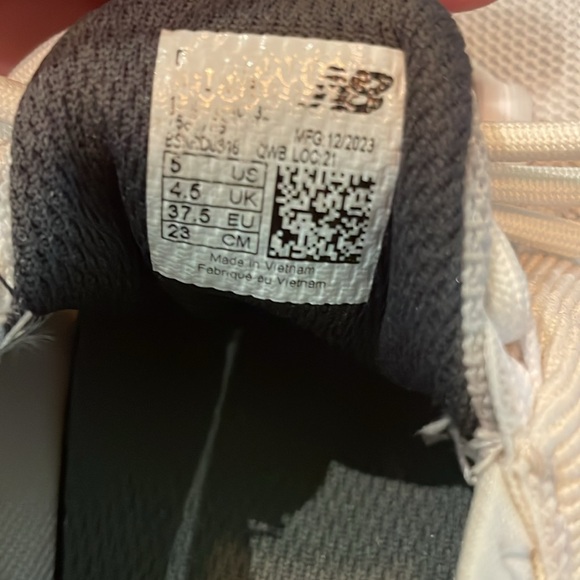 Women’s New Balance +Figs running shoes - Picture 7 of 8